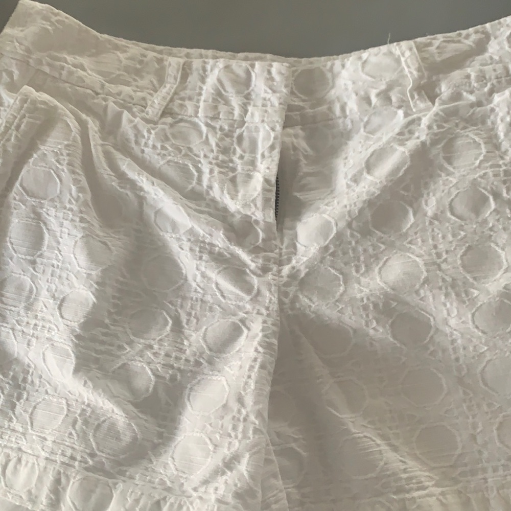 White vineyard vine shorts EUC